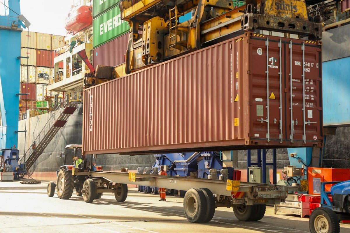 Kenya_Ports's tweet photo. Our vessel of the week is MV Androusa, a container ship currently docked at berth 21 at the Port of Mombasa.
She is discharging 1,628 containers and loading 1,928 containers.
#vesseloftheweek https://t.co/343TqvhaMQ