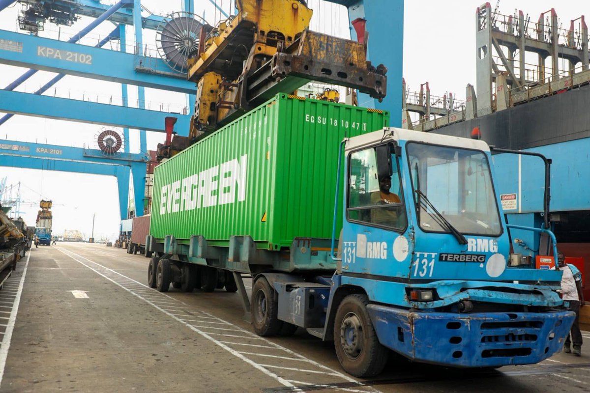 Kenya_Ports's tweet photo. Our vessel of the week is MV Androusa, a container ship currently docked at berth 21 at the Port of Mombasa.
She is discharging 1,628 containers and loading 1,928 containers.
#vesseloftheweek https://t.co/343TqvhaMQ