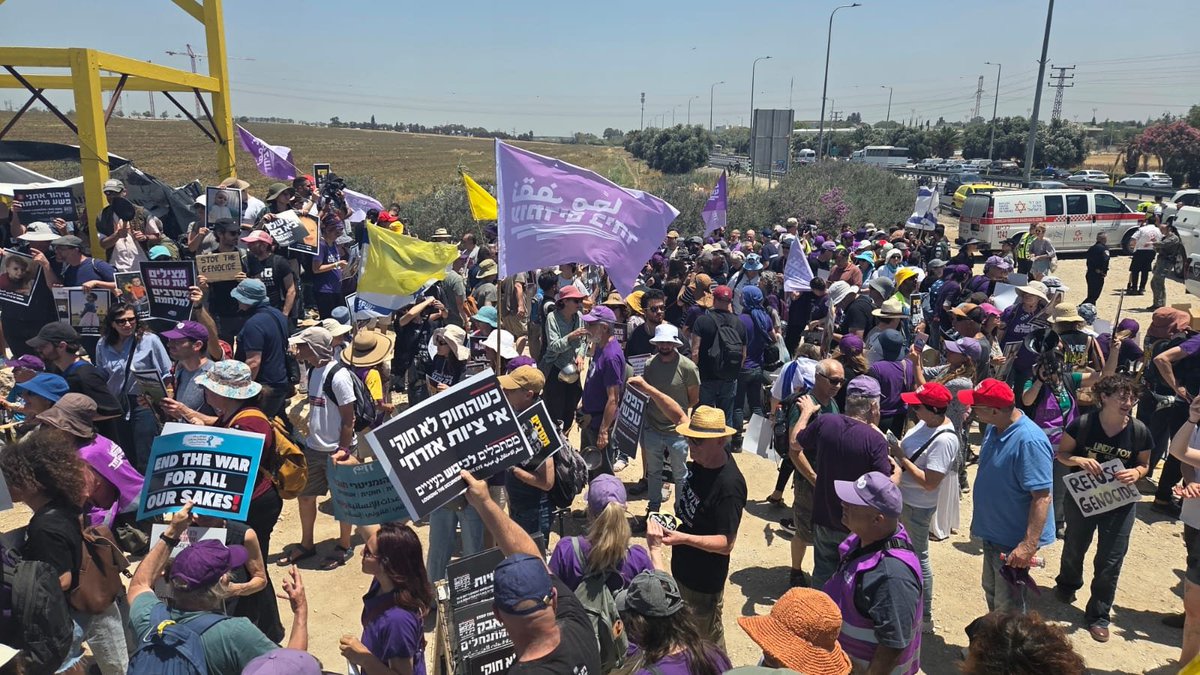 omdimbeyachad's tweet photo. More than 1000 protestors against the war. https://t.co/DrRL1IcXuc