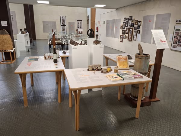 BibliotecaULL's tweet photo. En la exposición "De la cocina a los libros: alimentos que cuentan nuestra historia"#DíadelLibro2025, se muestran objetos de la vida cotidiana que seguro vimos en casa de nuestros abuelos
Hasta 20 junio en Biblioteca @ULL 
Visitas guiadas: https://t.co/9oUggUbS4E https://t.co/hzCuKQwFla