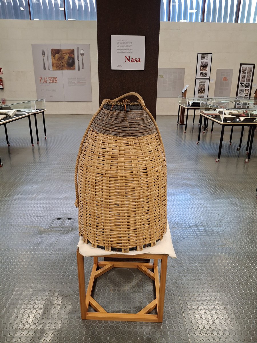 BibliotecaULL's tweet photo. En la exposición "De la cocina a los libros: alimentos que cuentan nuestra historia"#DíadelLibro2025, se muestran objetos de la vida cotidiana que seguro vimos en casa de nuestros abuelos
Hasta 20 junio en Biblioteca @ULL 
Visitas guiadas: https://t.co/9oUggUbS4E https://t.co/hzCuKQwFla