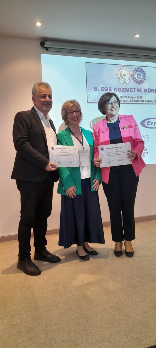 8.Ege Kozmetik Günleri'nin açılış törenine katıldık.Kozmetoloji eğitimi alan tek meslek grubu olan eczacılara yönelik dopdolu bir program olmuş.
Başta Prof.Dr.Özgen Özer hocam olmak üzere emeği geçen,katkısı olan herkese ve destek olan firmalara teşekkürler...
#kozmetikgünleri