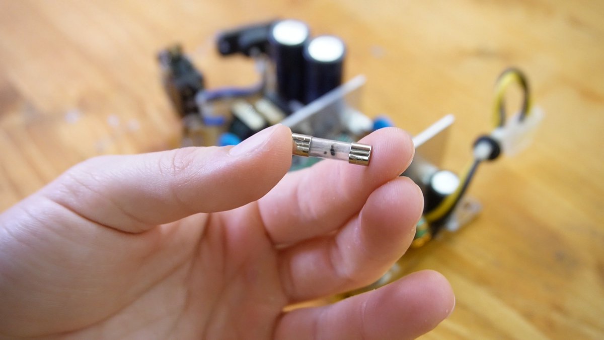 Some behind-the-scenes shots from my Sharp MZ-700 repair, plus close-ups of the blown fuse and rifa😅they definitely needed replacing!