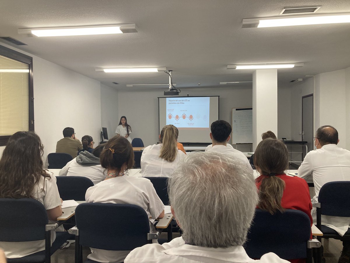 UCIGetafe's tweet photo. Esta mañana en la sesión de #neurociencia @Irenecavada del servicio de @Far_HUG ha hecho una magnífica revisión del uso de ácido tranexámico y milrinona en la hemorragia subaracnoidea  👏🏽 #medicinaintensiva #farmacia #hospitaldegetafe https://t.co/zuEBXl9q9C