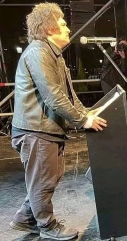 <a href="/gabyspepe/">Gabriela Pepe ⭐️⭐️⭐️</a> El código de vestimenta formal es un requisito bastante insólito