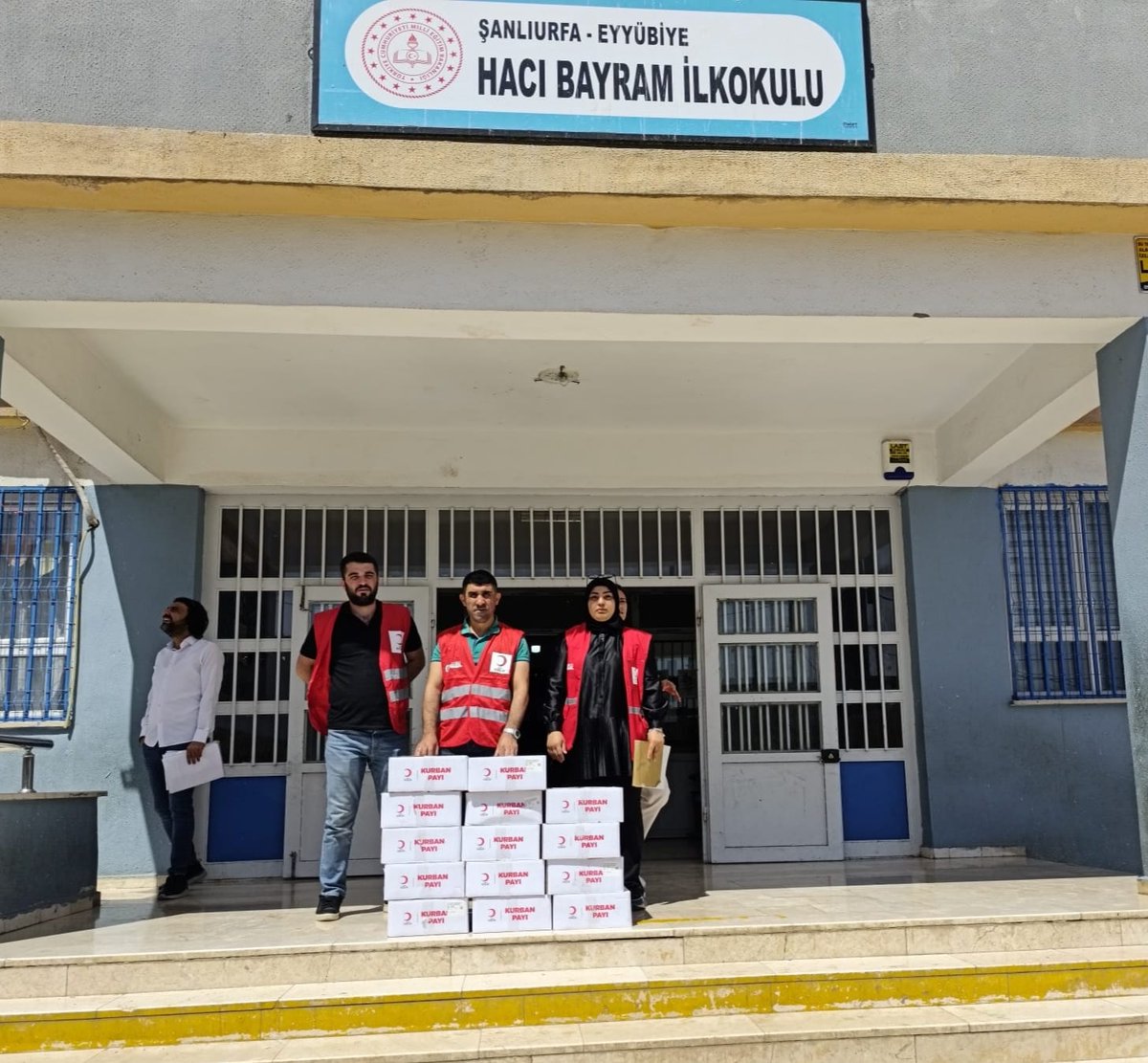 Türk Kızılay Şanlıurfa Eyyübiye şubesi gönüllüleri olarak tespit edilen İhtiyaç sahibi öğrencilerimize et konserve dağıtımı yapıldı.