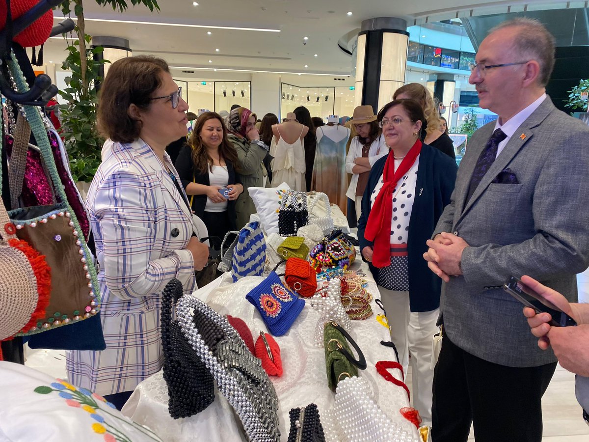 Kaymakamımız <a href="/BekirDinkirci/">Bekir DINKIRCI</a> ve eşi Şaziye DINKIRCI hanımefendi Ataşehir Halk Eğitim Merkezinin düzenlemiş olduğu yıl sonu sergisine katıldılar.
Kursiyerlerin hazırlamış oldukları el emeği göz nuru ürünleri inceleyen Kaymakamımız programa emek katkı sunan herkese teşekkür ettiler.