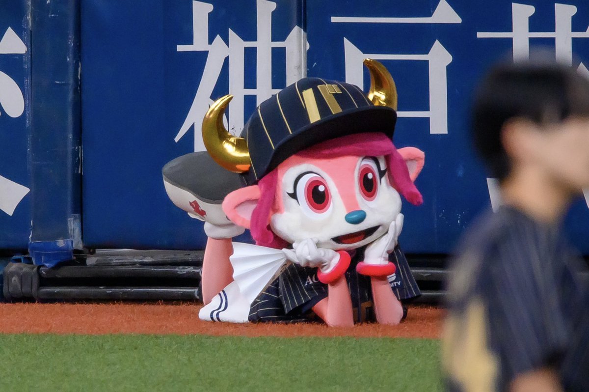 NNDM__KNDM's tweet photo. ハリセン振りながら見てんの可愛すぎじゃん🫩⁉️🩷
#バファローベル 
#オリっこデー https://t.co/Mqcj83hspd