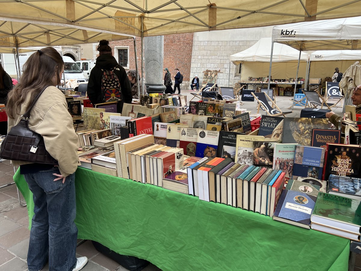 #Krakow #KrakowskiKiermaszKsiazki #ksiazki #KiermaszKsiazki
Do niedzieli, 25 maja na placu św. Marii Magdaleny potrwa pierwsza w tym roku edycja Krakowskiego Kiermaszu Książki (z drugiej ręki) „Szukam słowa”. 📕📗📘📙📔📚Stoiska z książkami można odwiedzać w godz. 10.00–20.00.