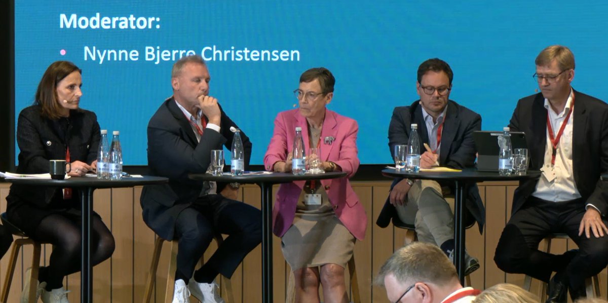 Overlægeforeningen (@overlgeforening) on Twitter photo SUNDHEDSREFORM TIL DEBAT PÅ #LÆGEMØDE
"Jeg er ikke tilhænger af delestillinger men af partnerskaber, hvor vi er fælles om at skabe gode patientforløb og gode arbejdspladser på flere matrikler. Arbejdsvilkår og medindflydelse er afgørende" siger <a href="/SWammen/">Susanne Wammen</a> #sundpol SUNDHEDSREFORM TIL DEBAT PÅ #LÆGEMØDE
"Jeg er ikke tilhænger af delestillinger men af partnerskaber, hvor vi er fælles om at skabe gode patientforløb og gode arbejdspladser på flere matrikler. Arbejdsvilkår og medindflydelse er afgørende" siger <a href="/SWammen/">Susanne Wammen</a> #sundpol