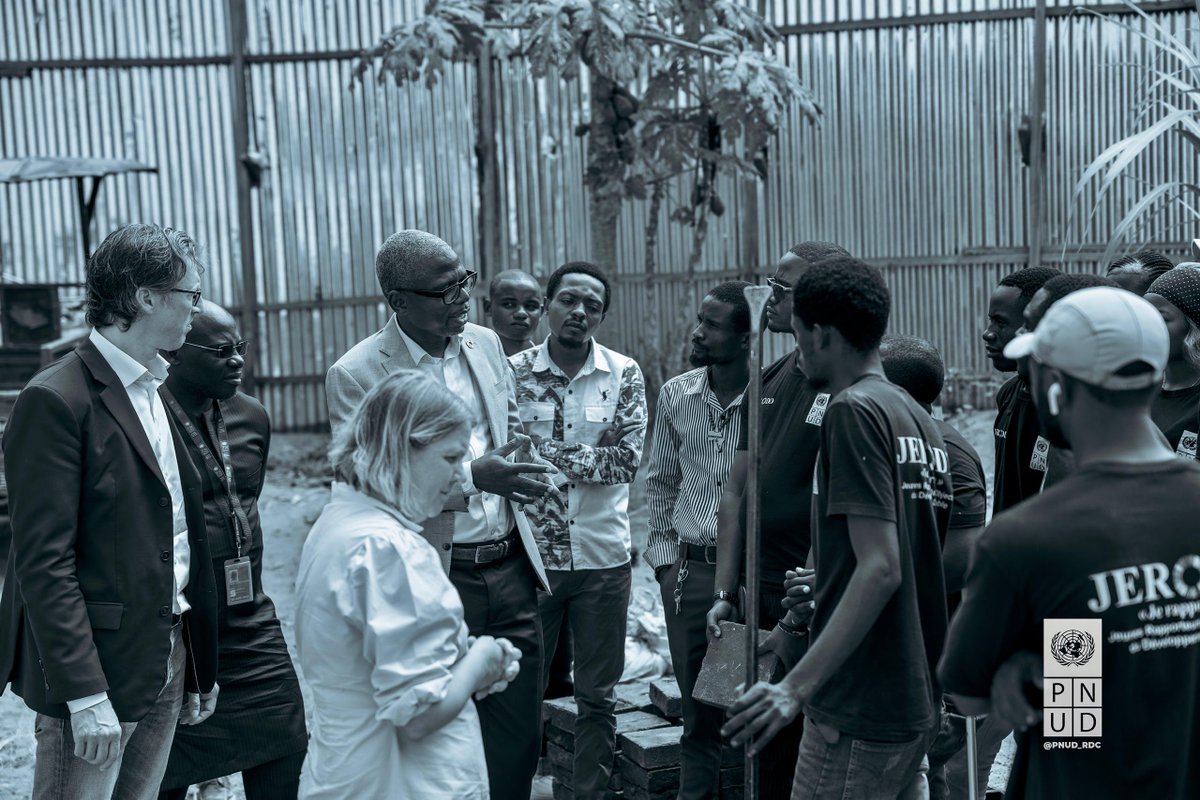 JERODDRDC's tweet image. En visite à Kalemie, l’Ambassadeur de @SwedeninDRCongo , 𝐉𝐨𝐚𝐤𝐢𝐦 𝐕𝐚𝐯𝐞𝐫𝐤𝐚 @SweAmbDRC, a salué avec admiration l’innovation, le dynamisme et l’engagement des #JERODD du Tanganyika qui transforment les déchets plastiques en pavés écologiques.

@PNUDRDC @DamienMama