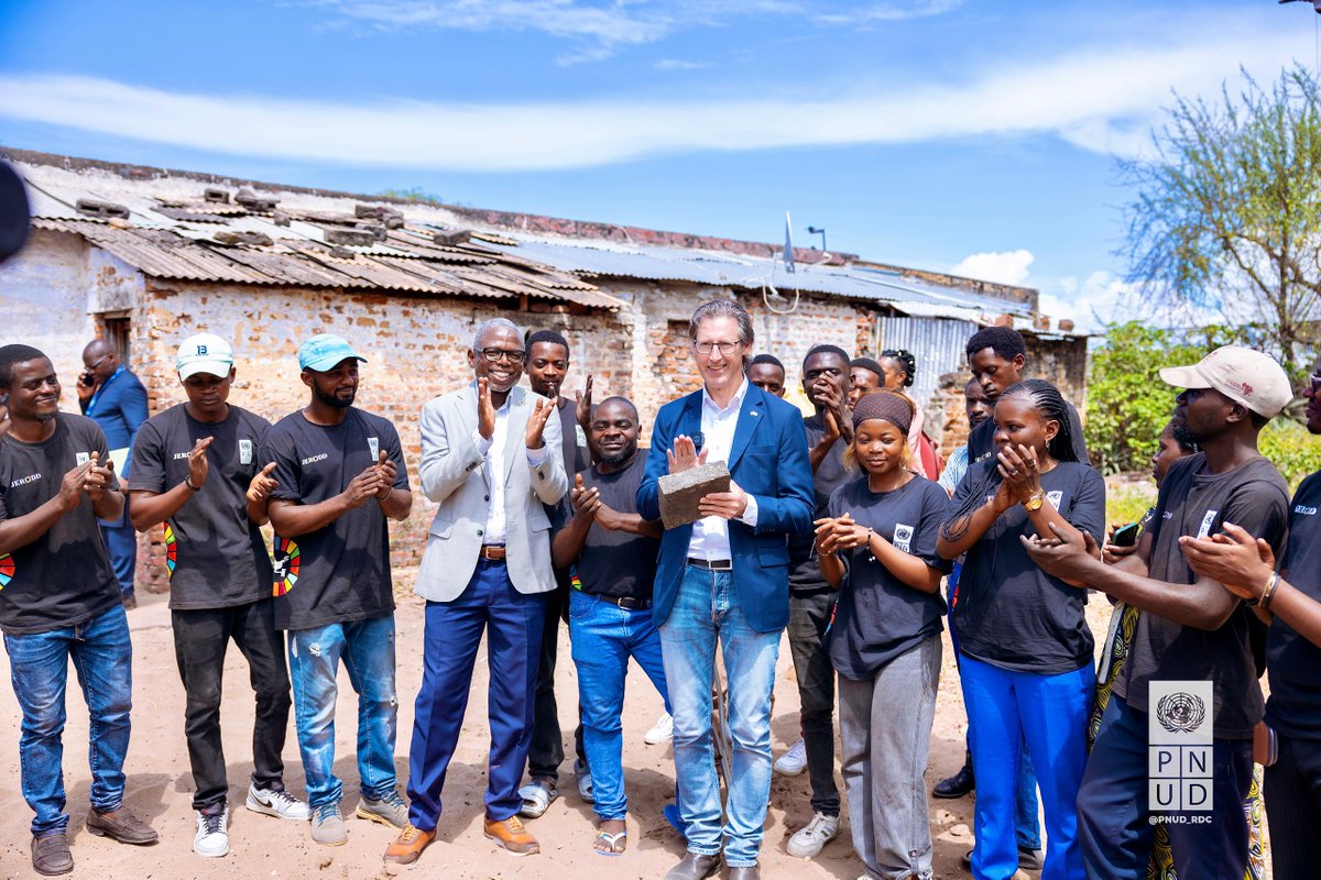 JERODDRDC's tweet image. En visite à Kalemie, l’Ambassadeur de @SwedeninDRCongo , 𝐉𝐨𝐚𝐤𝐢𝐦 𝐕𝐚𝐯𝐞𝐫𝐤𝐚 @SweAmbDRC, a salué avec admiration l’innovation, le dynamisme et l’engagement des #JERODD du Tanganyika qui transforment les déchets plastiques en pavés écologiques.

@PNUDRDC @DamienMama