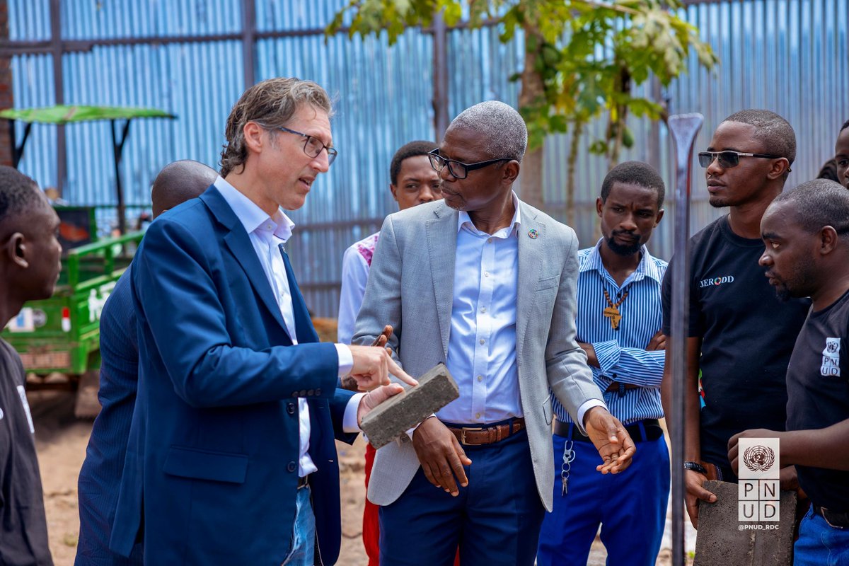 JERODDRDC's tweet image. En visite à Kalemie, l’Ambassadeur de @SwedeninDRCongo , 𝐉𝐨𝐚𝐤𝐢𝐦 𝐕𝐚𝐯𝐞𝐫𝐤𝐚 @SweAmbDRC, a salué avec admiration l’innovation, le dynamisme et l’engagement des #JERODD du Tanganyika qui transforment les déchets plastiques en pavés écologiques.

@PNUDRDC @DamienMama