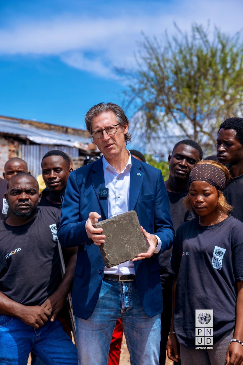 JERODDRDC's tweet image. En visite à Kalemie, l’Ambassadeur de @SwedeninDRCongo , 𝐉𝐨𝐚𝐤𝐢𝐦 𝐕𝐚𝐯𝐞𝐫𝐤𝐚 @SweAmbDRC, a salué avec admiration l’innovation, le dynamisme et l’engagement des #JERODD du Tanganyika qui transforment les déchets plastiques en pavés écologiques.

@PNUDRDC @DamienMama