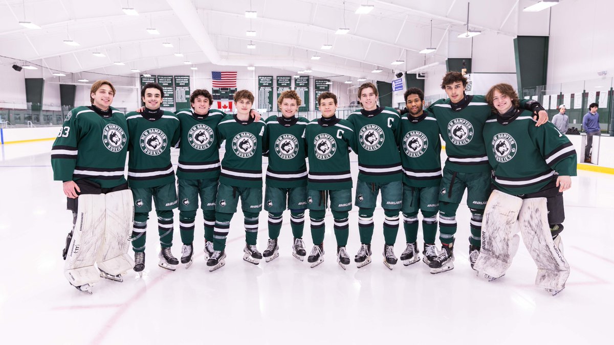 Congratulations to our 10 seniors in the Class of 2025 who graduate today! Thank you for all you contributed on and off the ice. #HuskyNation🏒
