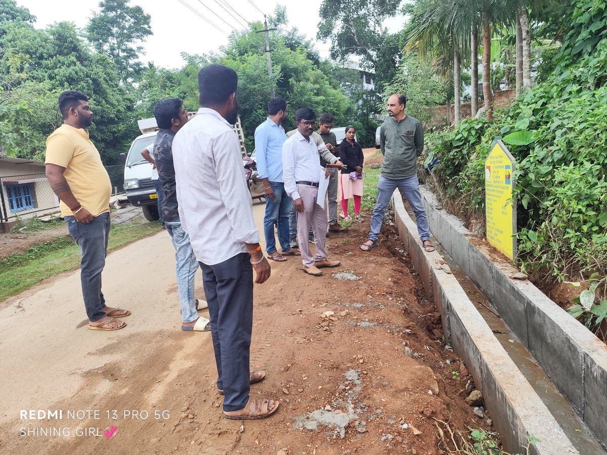 Koppa_VBGRAMG's tweet photo. ಇಂದು ಜಿಲ್ಲಾ ಪಂಚಾಯಿತಿಯ ಮಾನ್ಯ ಸಹಾಯಕ ಕಾರ್ಯದರ್ಶಿಗಳಾದ ಶ್ರೀ ಭೈರಪ್ಪ ರವರು  ಕೊಪ್ಪ ತಾಲ್ಲೂಕಿನ ಜಯಪುರ ಹಾಗೂ ಕೊಪ್ಪ ಗ್ರಾಮಾಂತರ  ಗ್ರಾ.ಪಂ ಭೇಟಿ ನೀಡಿ, ಕೊಳಚೆ ನೀರು ನಿರ್ವಹಣೆಗಾಗಿ ಮಹಾತ್ಮ ಗಾಂಧಿ ನರೇಗಾ ಯೋಜನೆಯಡಿ ನಿರ್ಮಾಣ ಮಾಡುತ್ತಿರುವ ಬೂದು ನೀರು ನಿರ್ವಹಣಾ ಕಾಮಗಾರಿ ಸ್ಥಳಗಳಿಗೆ ಭೇಟಿ‌ ನೀಡಿ ಪರಿಶೀಲನೆ ನಡೆಸಿದರು. https://t.co/U18kHKOxjd