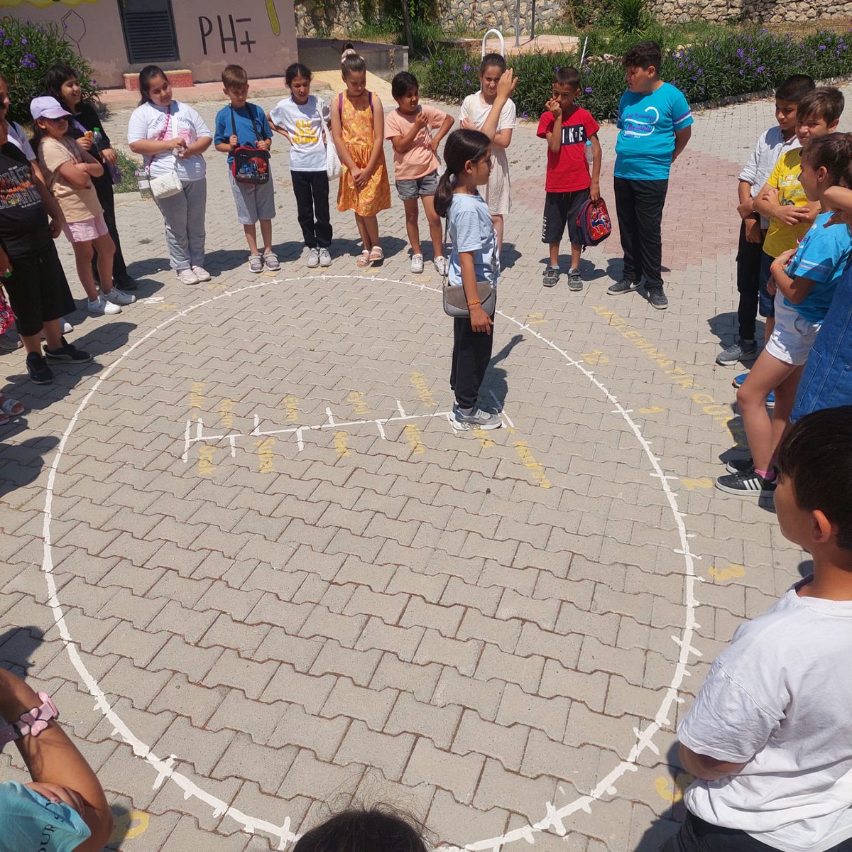 Mersin Bilim Köyü (@bilimkoyu) on Twitter photo Öğrencilerimizi ağırlamaya devam ediyoruz. Tarsus Dr. Lütfi Kolukırıkoğlu İlkokulu 4. sınıf öğrencileri ziyaretimize geldi. Öğretmenimize ve öğrencilerimize teşekkür ederiz.🤗
<a href="/tcmeb/">Millî Eğitim Bakanlığı</a> <a href="/MersinValiligi/">Mersin Valiliği</a> <a href="/MersinMEM/">Mersin İl Millî Eğitim Müdürlüğü</a> <a href="/MezitliMEM/">Mezitli MEM 🇹🇷</a> <a href="/fazilet_durmus/">Fazilet Öğretmen 🇹🇷</a> Öğrencilerimizi ağırlamaya devam ediyoruz. Tarsus Dr. Lütfi Kolukırıkoğlu İlkokulu 4. sınıf öğrencileri ziyaretimize geldi. Öğretmenimize ve öğrencilerimize teşekkür ederiz.🤗
<a href="/tcmeb/">Millî Eğitim Bakanlığı</a> <a href="/MersinValiligi/">Mersin Valiliği</a> <a href="/MersinMEM/">Mersin İl Millî Eğitim Müdürlüğü</a> <a href="/MezitliMEM/">Mezitli MEM 🇹🇷</a> <a href="/fazilet_durmus/">Fazilet Öğretmen 🇹🇷</a>