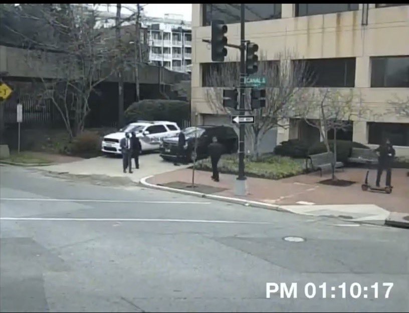 2024Questions's tweet image. Is it standard practice for the Secret Service to:
Let CHILDREN walk by the J6 Kamala pipe bomb that the FBI later called “viable”
STROLL casually by it themselves
SNAP a photo and leave, WITHOUT taking into evidence the coffee cup right by the bomb, on a very windy day?
