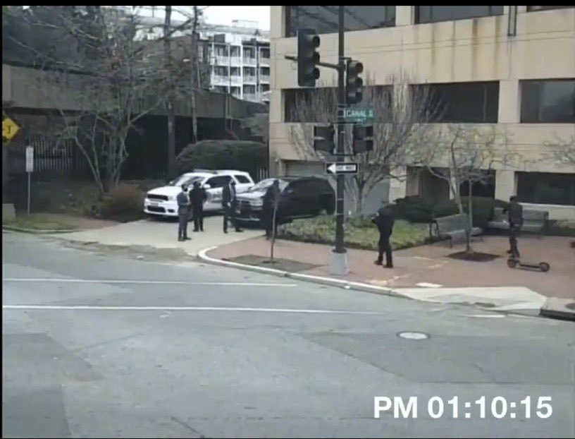 2024Questions's tweet image. Is it standard practice for the Secret Service to:
Let CHILDREN walk by the J6 Kamala pipe bomb that the FBI later called “viable”
STROLL casually by it themselves
SNAP a photo and leave, WITHOUT taking into evidence the coffee cup right by the bomb, on a very windy day?