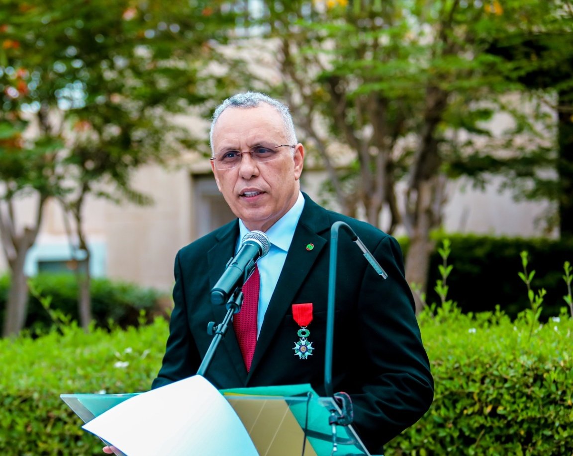 FranceenRIM's tweet photo. L'ambassadeur 🇫🇷 Alexandre Garcia a remis hier l'insigne de chevalier de la Légion d'honneur à Maître Ahmed Salem Bouhoubeyni, Président de la Commission nationale des droits de l'homme 🇲🇷 (2015-2025).
#Mauritanie 
@francediplo 
@RomeIsabelle https://t.co/AmhldT5H14