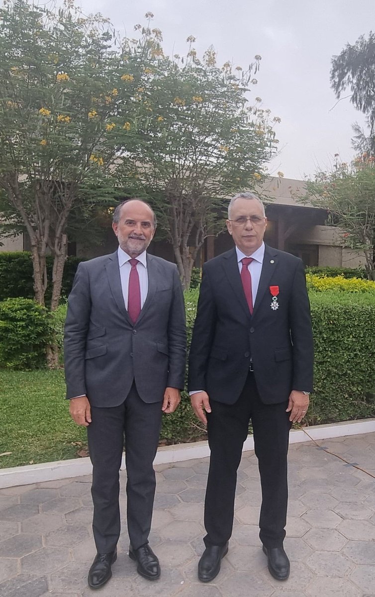 FranceenRIM's tweet photo. L'ambassadeur 🇫🇷 Alexandre Garcia a remis hier l'insigne de chevalier de la Légion d'honneur à Maître Ahmed Salem Bouhoubeyni, Président de la Commission nationale des droits de l'homme 🇲🇷 (2015-2025).
#Mauritanie 
@francediplo 
@RomeIsabelle https://t.co/AmhldT5H14