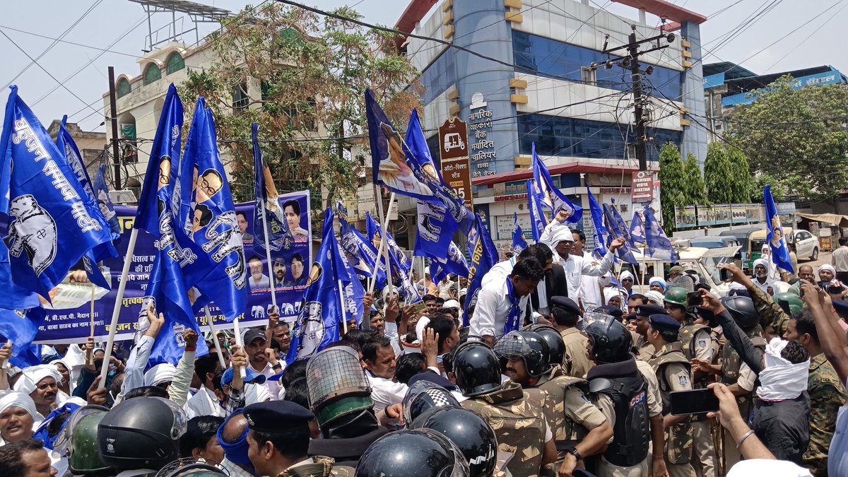 बाबा साहेब के सम्मान में सिर्फ़ आपको नीला झंडा और हाथी निशान दिखाई देगा।
ग्वालियर मध्यप्रदेश!