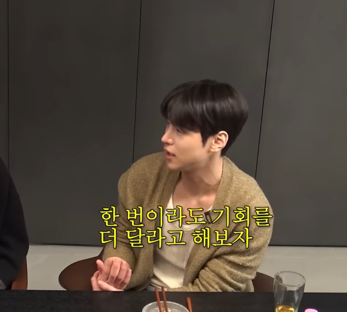 간절한 마음으로 언슬전 오디션을 볼 때
강유석은 알았을까

훗날 자신이 프로아이돌들과 함께
엠카운트다운 무대에 오르게 된다는 걸...★