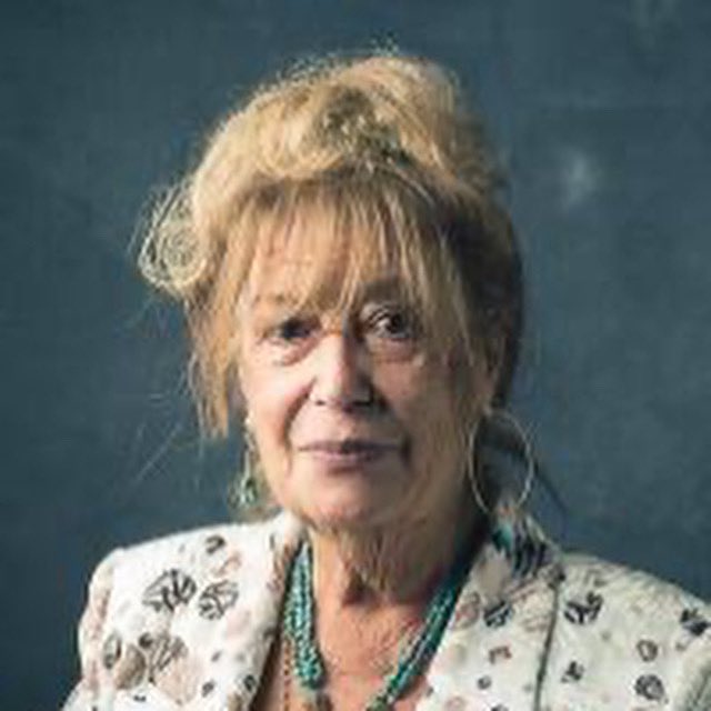 السنديانة الدمشقية #منى_واصف تنفي شائعة وفاتها، وتعّبر عن استيائها لأن بعض أفراد عائلتها ومنهم ابنها يعيش خارج #سوريا، ومثل هكذا خبر قد يشكل صدمة لهم. كذلك طمأنت محبيها إلى صحتها مشيرة إلى أنها بخير.
من #بلا_رقابة كل الحب..  أطال الله بعمرك..