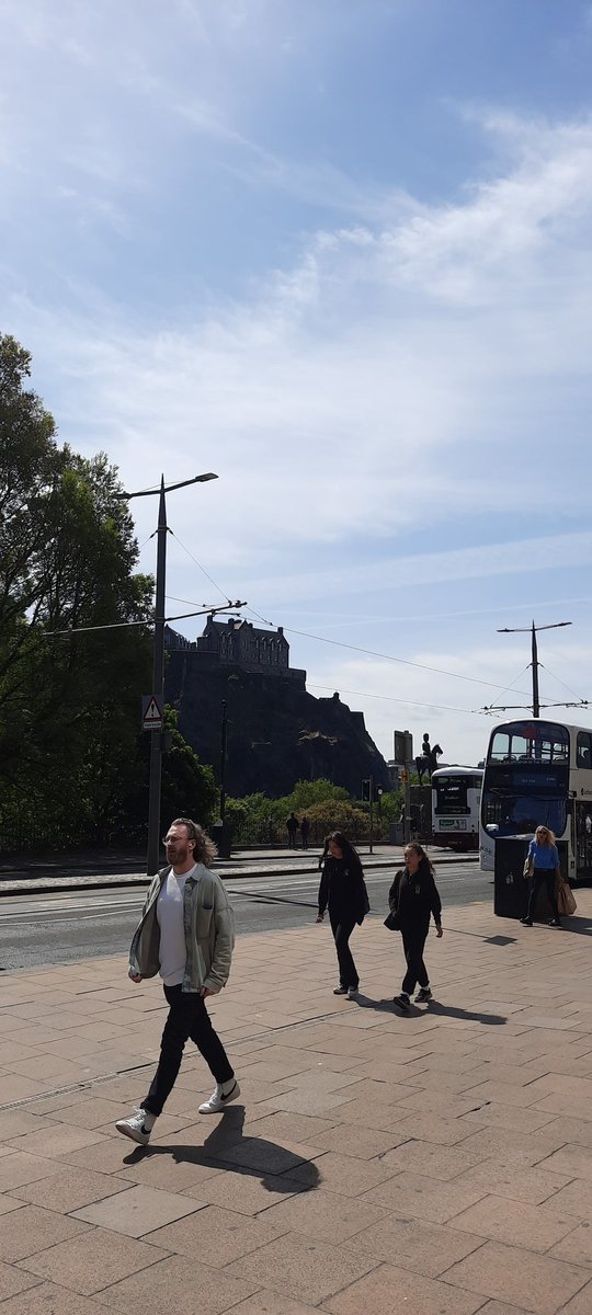 R3dwing75's tweet photo. Sunny Edinburgh https://t.co/iXRrIBzjz9