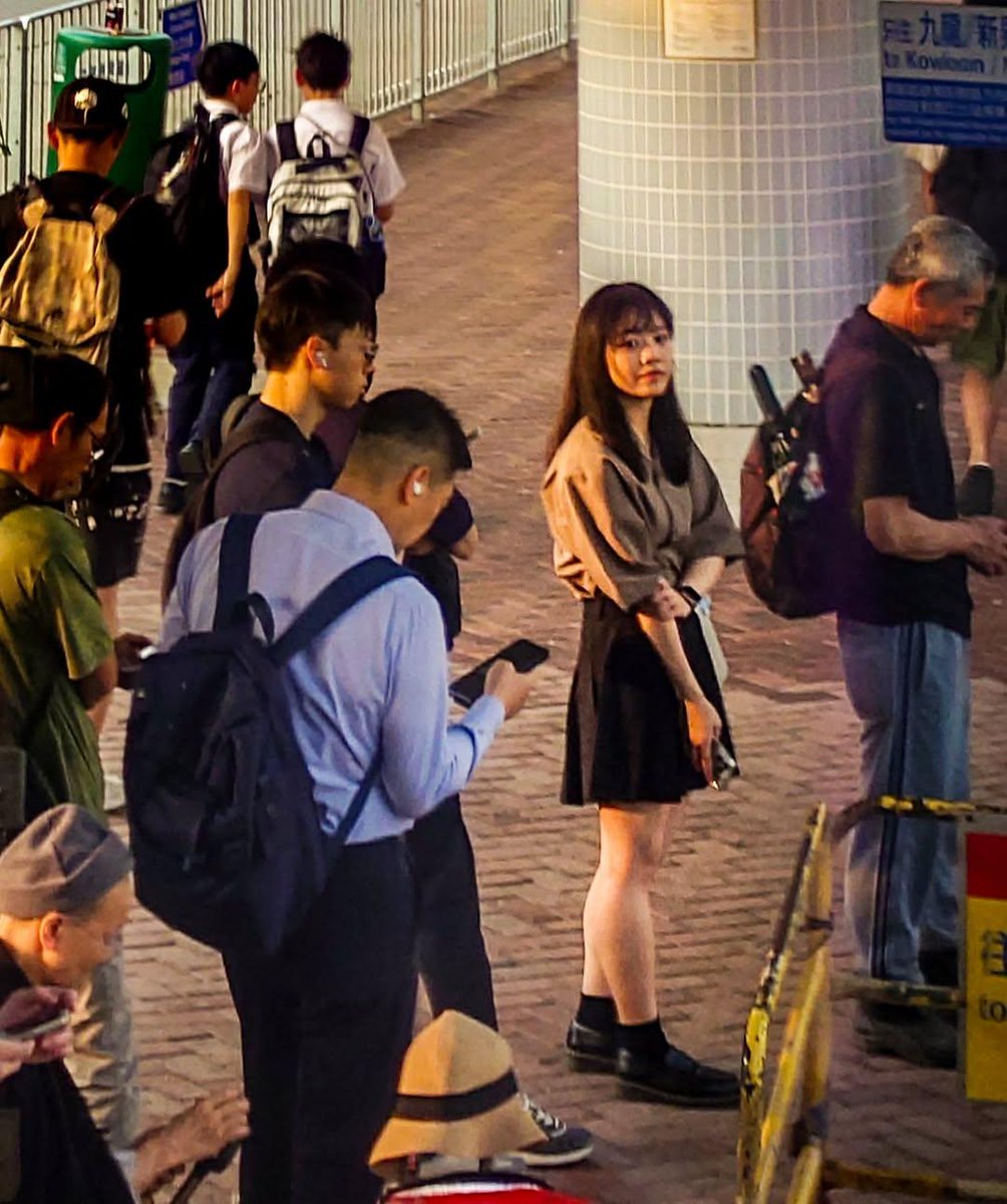 loban's tweet image. passenger line up...🚶🏼‍♀️🚶🏽🚶‍♀️🚶🏾#hkiger #xperiaphotography #手機攝影 #mobilephotography #lineup #discoveryhongkong #citylife  #xperia #eveningshot #hongkonginsta #hongkonglifestyle #cityshot #streetwalk  #hongkonger #under_the_sign_hongkong