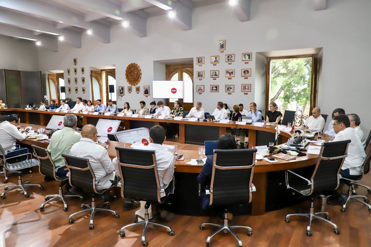 RaulRuizRobles's tweet photo. Por primera vez, un gobierno estatal recibe al cuerpo diplomático más amplio de la @UEenMexico. Oaxaca se convierte en epicentro de diálogo sobre desarrollo con justicia, cooperación y alianzas con la academia. https://t.co/yy7L3yE7BI