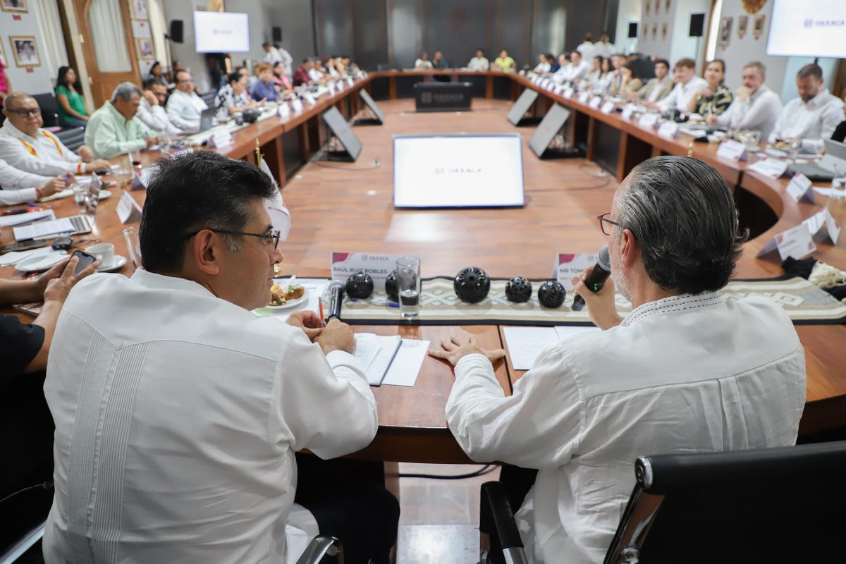 RaulRuizRobles's tweet photo. Por primera vez, un gobierno estatal recibe al cuerpo diplomático más amplio de la @UEenMexico. Oaxaca se convierte en epicentro de diálogo sobre desarrollo con justicia, cooperación y alianzas con la academia. https://t.co/yy7L3yE7BI