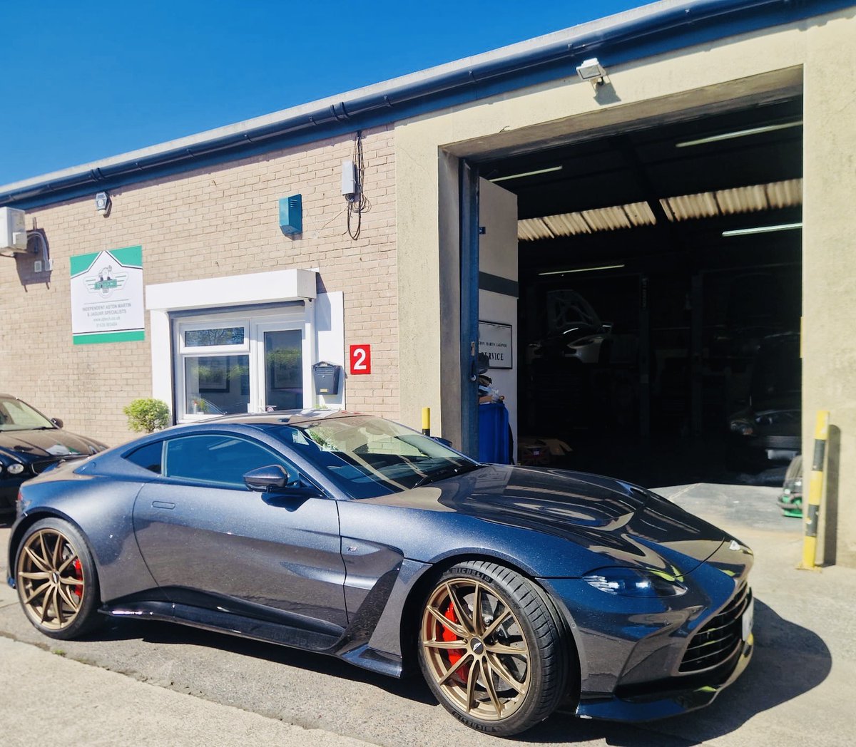 New Aston Martin V12 Vantage in for a new Quicksilver exhaust system ... VROOM VROOM!!

#AstonMartin #V12VANTAGE #V12 #FASTCAR #Sportscar