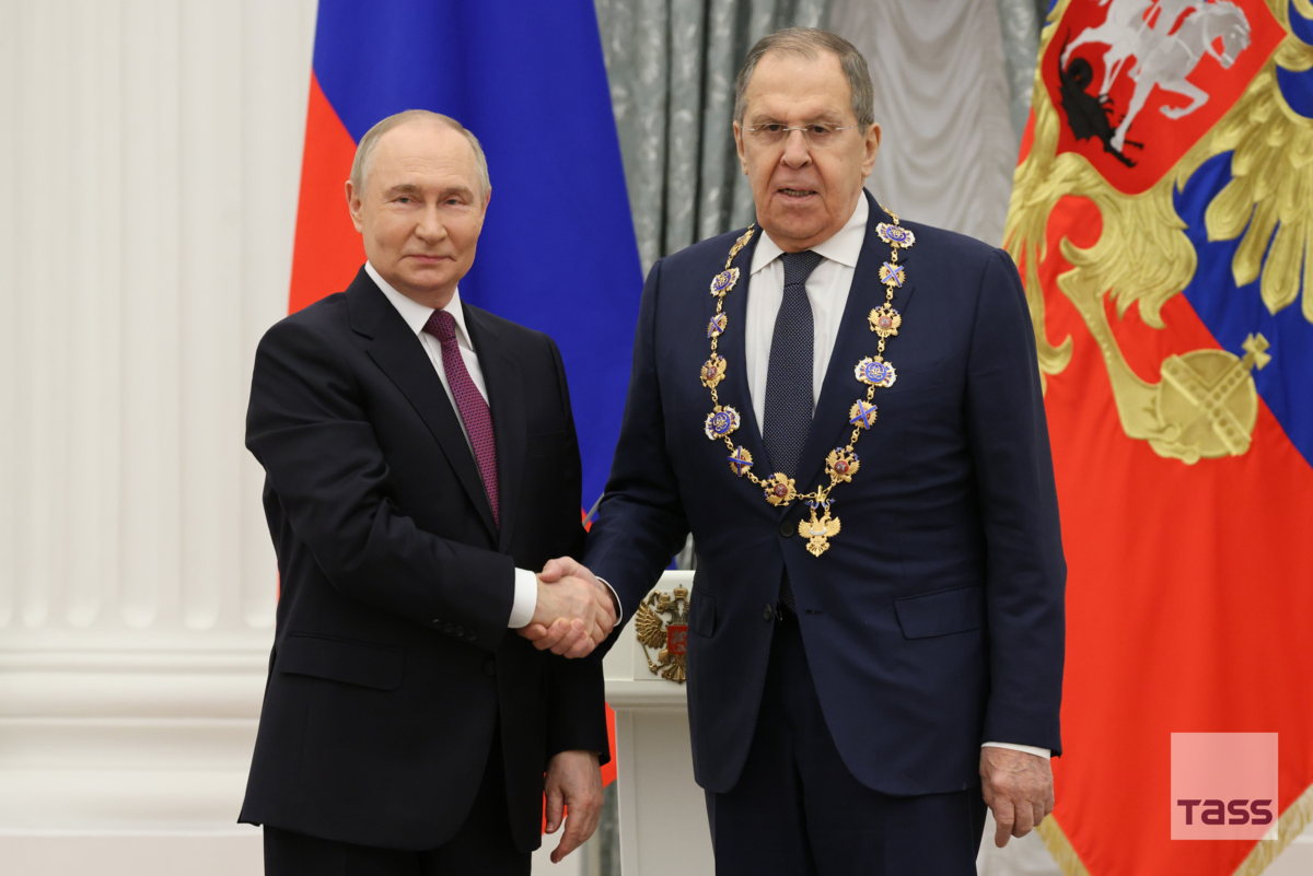 ground__news's tweet photo. ЁЯФе BIG HONOUR IN THE #KREMLIN! ЁЯЗ╖ЁЯЗ║
#Russia рдХреЗ 'рд▓реМрд╣ рдХреВрдЯрдиреАрддрд┐рдЬреНрдЮ' рд╕рд░реНрдЧреЗрдИ #Lavrov рдХреЛ рдорд┐рд▓рд╛ рджреЗрд╢ рдХрд╛ рд╕рд░реНрд╡реЛрдЪреНрдЪ рд╕рдореНрдорд╛рди тАФ рдСрд░реНрдбрд░ рдСрдл рд╕реЗрдВрдЯ рдПрдВрдбреНрд░рдпреВ рдж рдЕрдкреЛрд╕реНрдЯрд▓ЁЯПЕ
ЁЯОЦя╕П рд░рд╛рд╖реНрдЯреНрд░рдкрддрд┐ #Putin рдиреЗ рдЦреБрдж рдХрд┐рдпрд╛ рд╕рдореНрдорд╛рдирд┐рдд тАФ рджрд╢рдХреЛрдВ рдХреА рдзрд╛рдХрдбрд╝ рдбрд┐рдкреНрд▓реЛрдореЗрд╕реА рдХреЛ рд╕рд▓рд╛рдо!
#OrderOfStAndrew #Marathi #Noida #BorderSecurityForce https://t.co/Ug1oMBitkI