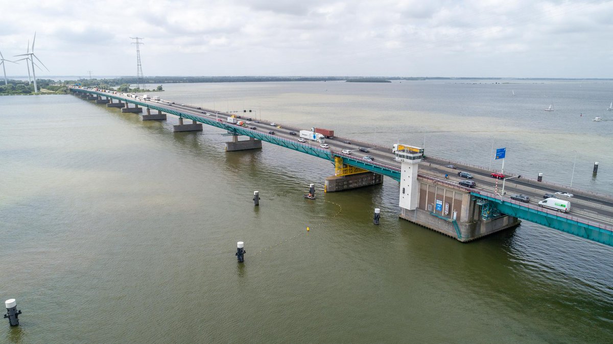 De #Haringvlietbrug (#A29) is op vrijdag 23 mei van 20:00 tot 23:59 dicht voor al het wegverkeer i.v.m. onderzoek naar de oorzaak van de recente storingen. Het verkeer wordt omgeleid. Tot nader order zijn er geen openingen voor de hoge scheepvaart. Zie rijkswaterstaat.nl/nieuws/archief….