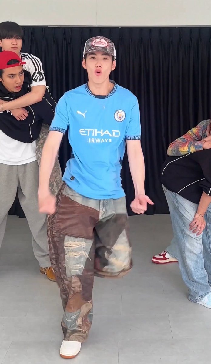 <a href="/phutatchai/">phutatchai</a> เมื่อวานก็เลยใส่เสื้อแมนซิตี้หรอ5555555555