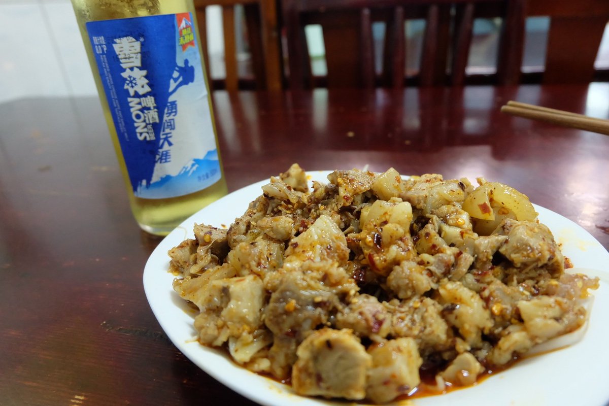 shcaskale's tweet photo. 中国旅行振返りその10。黄龍からの高山病を引きずりフラフラのままホテルを探す。わりと大き目のホテルも外国人お断りで死にそうになってたらおばちゃんにきゃっちされぼろぼろの一晩60元の旅店に。もちろん外国人NGなんだがえいやで泊まることに。#成都 #中国旅 #四川省 https://t.co/hGMnSEYYi5
