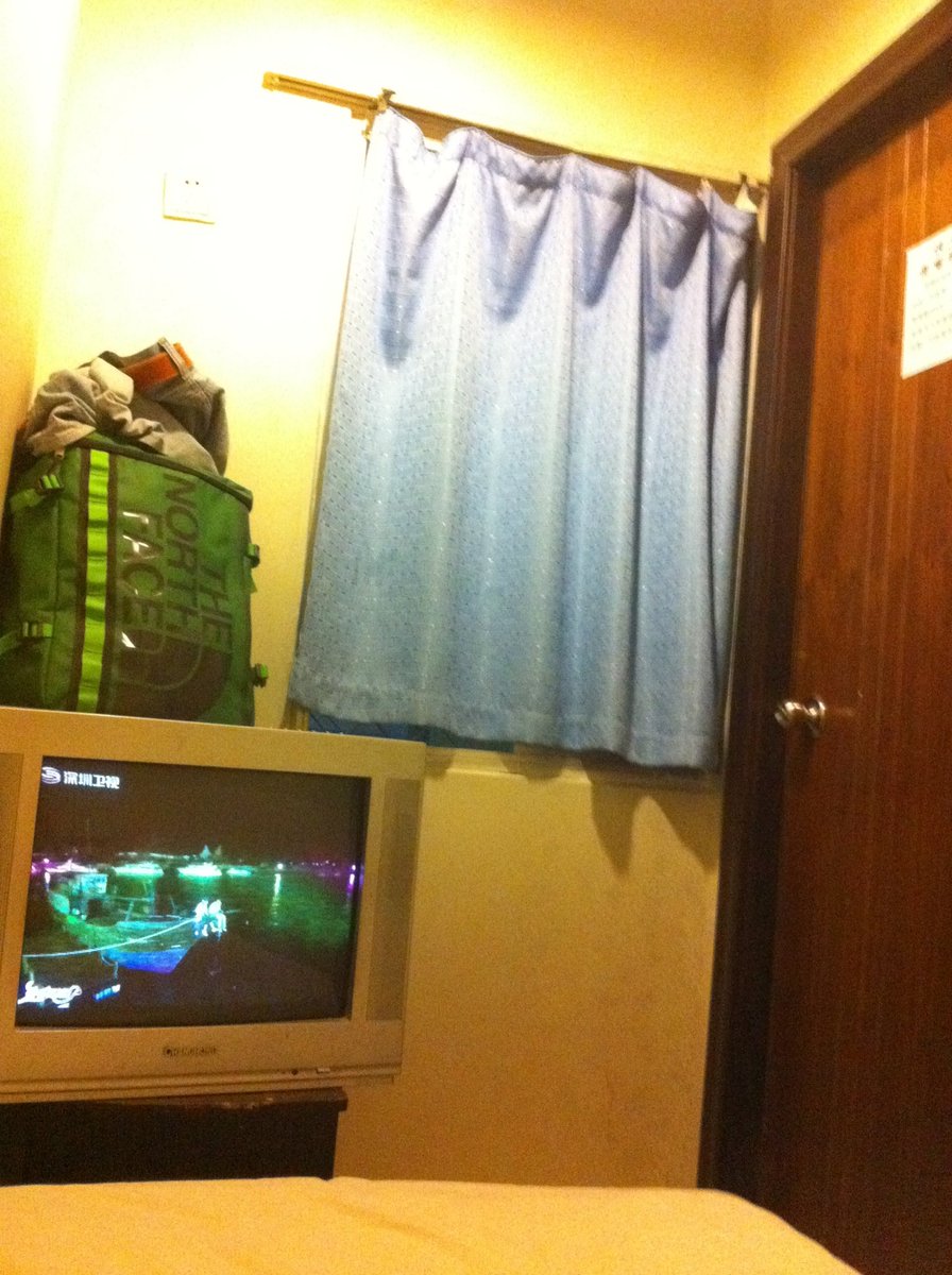 shcaskale's tweet photo. 中国旅行振返りその10。黄龍からの高山病を引きずりフラフラのままホテルを探す。わりと大き目のホテルも外国人お断りで死にそうになってたらおばちゃんにきゃっちされぼろぼろの一晩60元の旅店に。もちろん外国人NGなんだがえいやで泊まることに。#成都 #中国旅 #四川省 https://t.co/hGMnSEYYi5