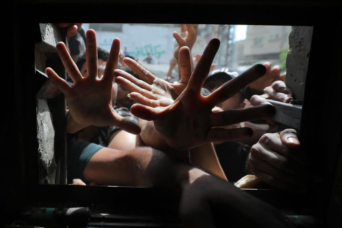 هنا غزة... هنا أهلكم وإخوانكم يجوعون في زمن التخمة والرفاهية، بينما ينشغل العالم بالتواطؤ والخذلان.