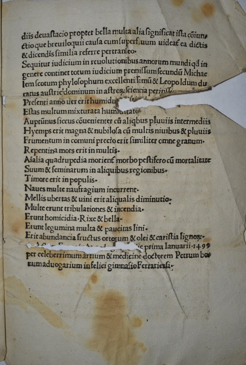 "Descubriendo el archivo: Pronóstico para 1499 de Petrus Bonus Advogarius, astrólogo de Ferrara. Predice sucesos políticos, climáticos y sociales basándose en las estrellas. ¡Un documento fascinante! Uno de nuestros incunables. #archivocapitularcuenca #incunables #astrología