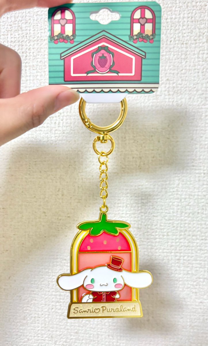 「いちごシリーズ キーホルダー」
25.5.23
今日から発売でした。
レジデンスじゃんって思って、即買いでした。タグまでレジデンス！
窓の部分が本当に透けてるとこがとてもいい◎

#ピューロランド #シナモロール 
#ピューロアンバサダー （言い続けます）