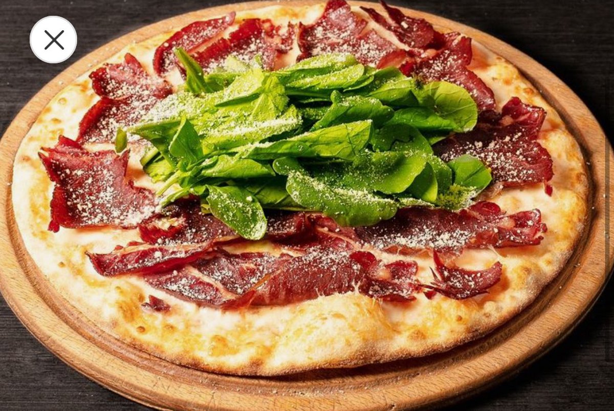 rezzzo10's tweet photo. @pizzalocale isimli yerden sipariş ettiğim "dana kaburgalı" pizza. Kendilerini bu komik yemeği teslim aldıktan sonra aradım ve bana dana etini ve yapısını anlatarak "Dana eti piştikçe çeker ve küçülür" diye ders verdiler. Sitedeki ürün resmini ve gönderileni aşağıya bırakıyorum. https://t.co/DPU1hcxPDy