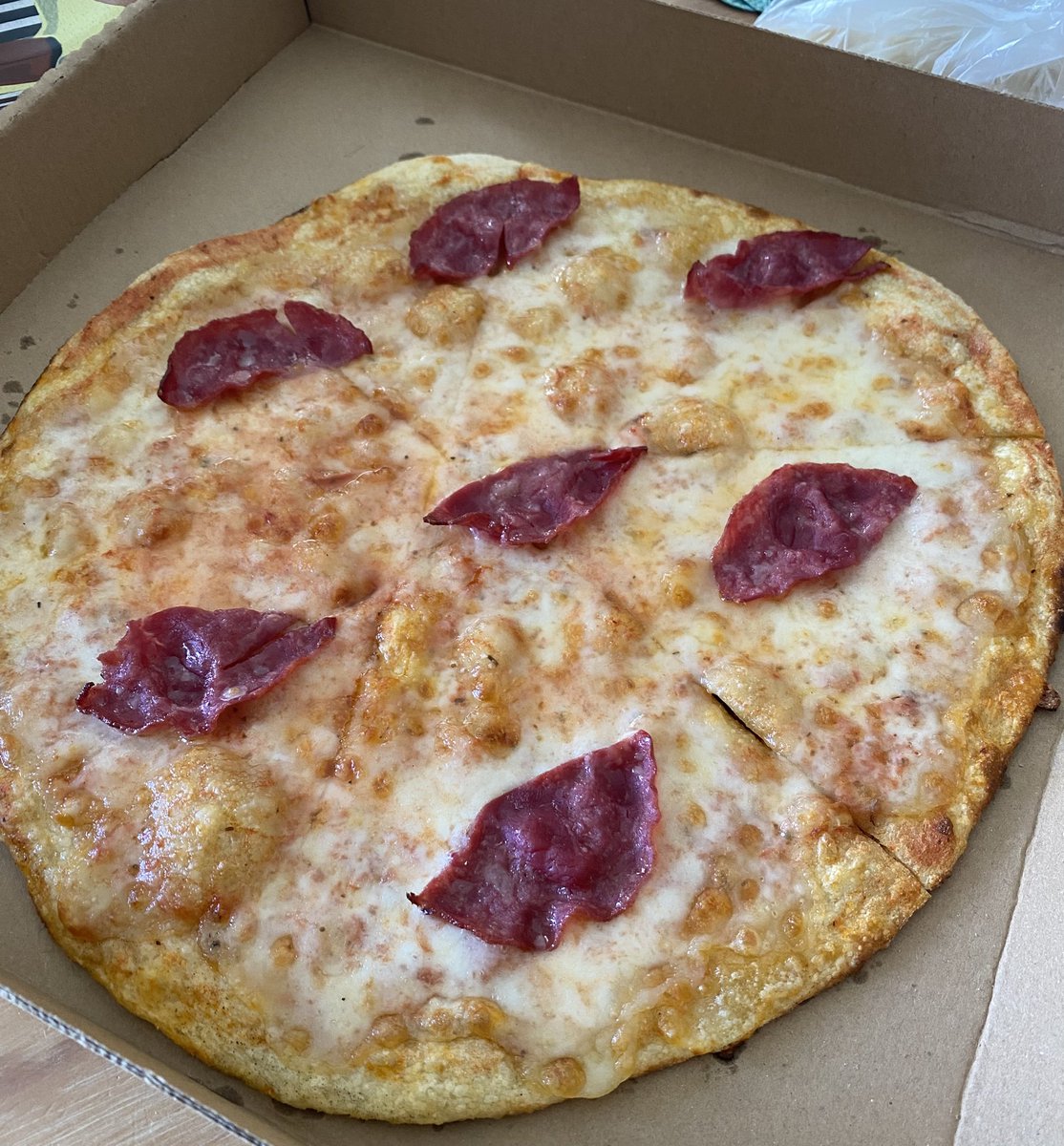 rezzzo10's tweet photo. @pizzalocale isimli yerden sipariş ettiğim "dana kaburgalı" pizza. Kendilerini bu komik yemeği teslim aldıktan sonra aradım ve bana dana etini ve yapısını anlatarak "Dana eti piştikçe çeker ve küçülür" diye ders verdiler. Sitedeki ürün resmini ve gönderileni aşağıya bırakıyorum. https://t.co/DPU1hcxPDy