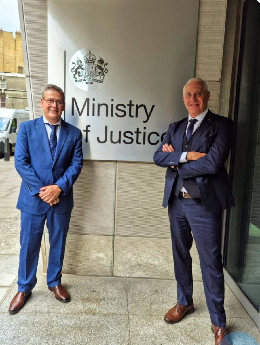 Ayer tres muertos en 1 hora y un joven baleado. Y mientras... el ministro Negro viajando por el mundo, mandando fotos de galán vintage retrosexual, pensando que es George Clooney