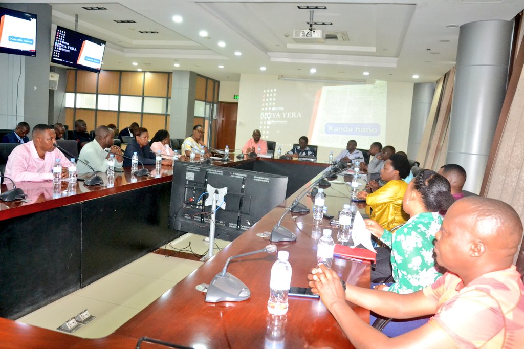 Nyarugenge District (@nyarugenge) on Twitter photo Ku bufatanye na <a href="/RwandaAgriBoard/">Rwanda Agriculture & Animal Resources Devpt Board</a> n'Ibigo by'ubwishingizi, uyu munsi hakozwe inama kuri gahunda y'ubwishingizi bw'ibihingwa n'amatungo izwi nka TEKANA URISHINGIWE MUHINZI MWOROZI, iyi nama ikaba yarebaga by'umwihariko imbogamizi zaba zikirimo ndetse n'ingamba zo kuzicyemura Ku bufatanye na <a href="/RwandaAgriBoard/">Rwanda Agriculture & Animal Resources Devpt Board</a> n'Ibigo by'ubwishingizi, uyu munsi hakozwe inama kuri gahunda y'ubwishingizi bw'ibihingwa n'amatungo izwi nka TEKANA URISHINGIWE MUHINZI MWOROZI, iyi nama ikaba yarebaga by'umwihariko imbogamizi zaba zikirimo ndetse n'ingamba zo kuzicyemura