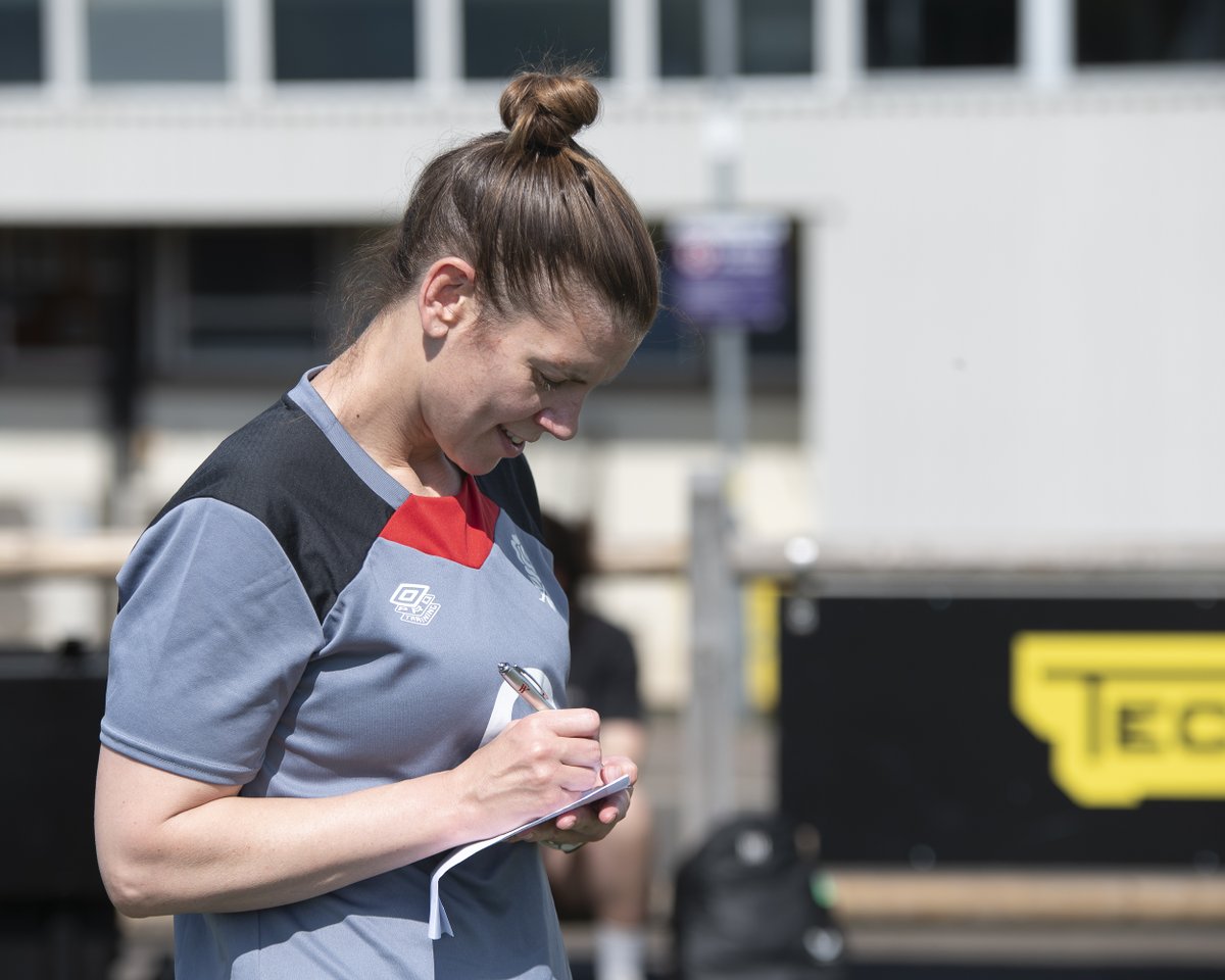 Preparations underway in the England U20 Women's camp 🌹

Featuring special guest Sarah Hunter 👏