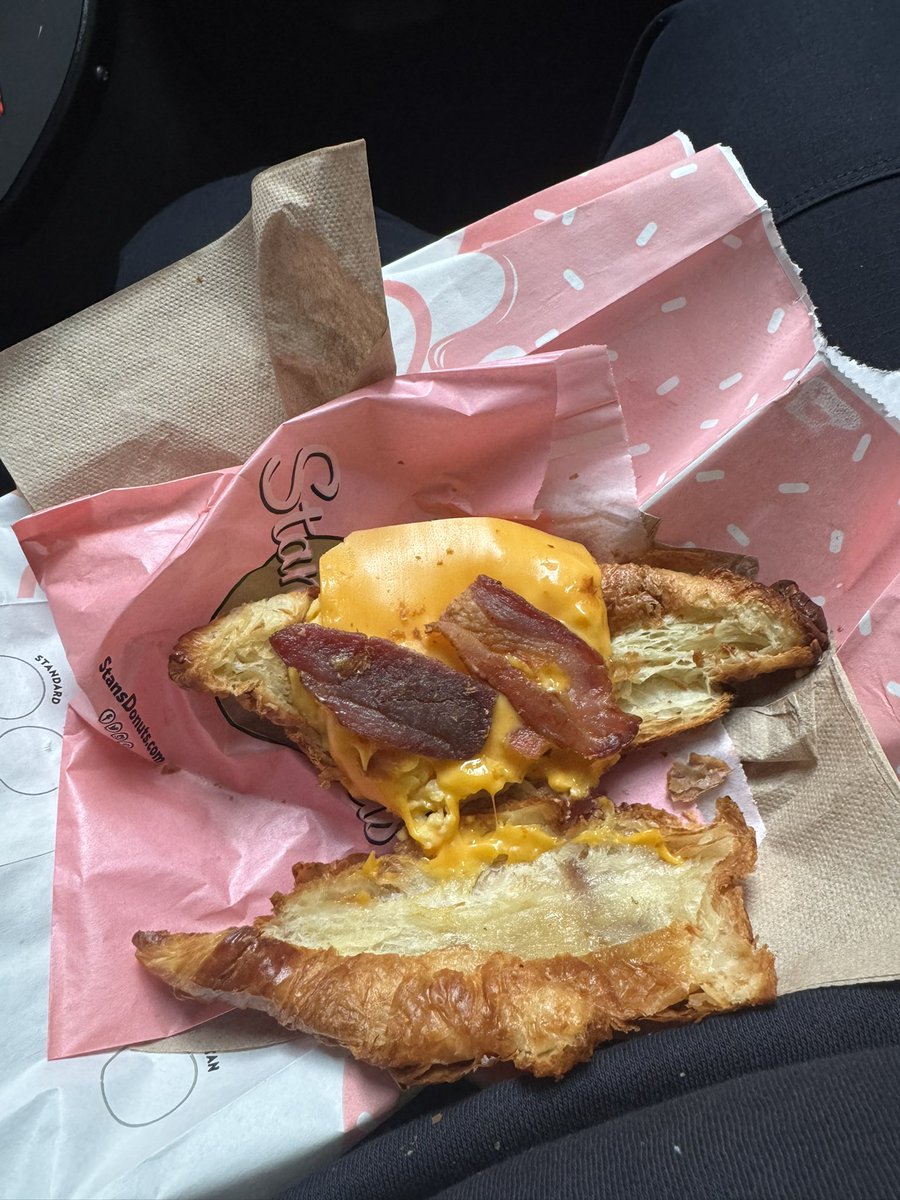 Rachel_Arielle's tweet photo. GIRL WHAT? @StansDonutsCHI https://t.co/BqO7QqCw1E