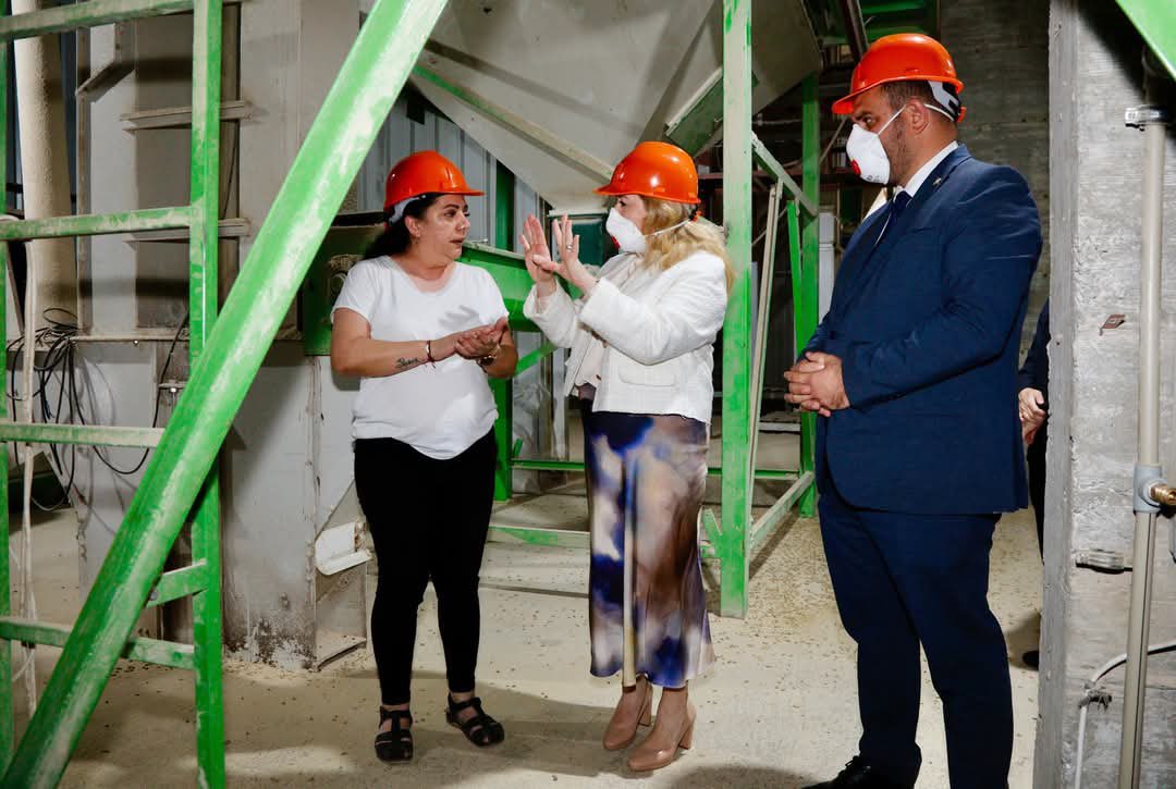 Akdoğdu Yem Fabrikası: Kuzey Kıbrıs’ın en büyük yem fabrikalarından biri olarak, süt yemi, besi yemi, tavuk, civciv, kanatlı ve at yemleri üretiyor. Eşi ve eşinin ailesi ile çalışan Dilek Karakartal Akdoğdu girişimci, çalışkan, üreten gücünü emeğinden alan bir kadın. Tebrikler!