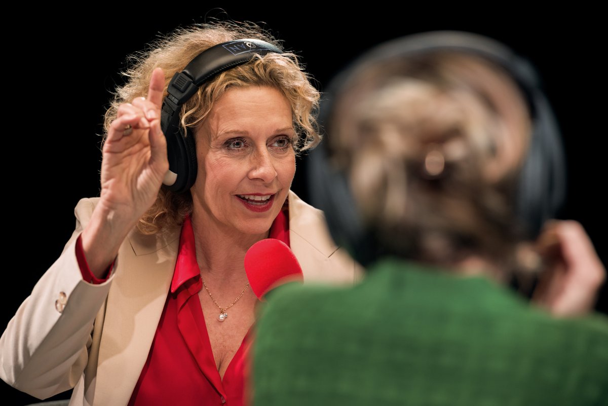Bitò (@bitoprod) on Twitter photo Aquest cap de setmana, 'Dones de ràdio' segueix de gira!
🎙️ Aquesta nit al <a href="/TMCBarbera/">TMC Teatre Barberà</a>
💥 Demà, dissabte, al <a href="/TeatreMontcada/">TeatreMontcada</a>
👉 I, diumenge, a l' <a href="/EspaiTer/">Auditori Teatre Espai Ter</a>
Tu ja tens les teves entrades??💗🎟️🤗 Aquest cap de setmana, 'Dones de ràdio' segueix de gira!
🎙️ Aquesta nit al <a href="/TMCBarbera/">TMC Teatre Barberà</a>
💥 Demà, dissabte, al <a href="/TeatreMontcada/">TeatreMontcada</a>
👉 I, diumenge, a l' <a href="/EspaiTer/">Auditori Teatre Espai Ter</a>
Tu ja tens les teves entrades??💗🎟️🤗