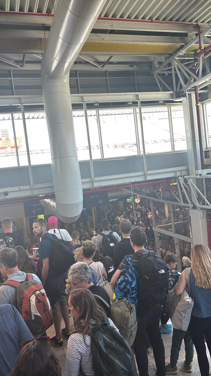 Faro airport security right now, see you in a few hours 😂